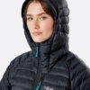 ⁦Rab Microlight Alpine Long מעיל פוך נשים⁩ – תמונה ⁦2⁩